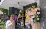 NSND Bạch Tuyết 78 tuổi cúi đầu trước mộ NSND Phùng Há: "Con biết ơn má"