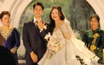 Đình Trọng hạnh phúc đeo nhẫn cưới cho vợ trước sự chứng kiến của con trai đầu lòng