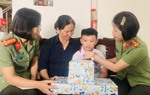Ban Phụ nữ Công an nhân dân tặng quà Trung thu cho các con đỡ đầu