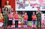 Trao nhiều phần quà và nhận đỡ đầu các cháu thiếu nhi có hoàn cảnh đặc biệt khó khăn
