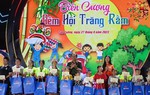 Lãnh đạo Hội LHPN Việt Nam tặng quà Trung thu cho trẻ em người Đan Lai ở vùng biên Nghệ An