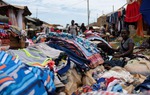 Chàng trai cắt ghép đồ second-hand thành sản phẩm thời trang và sự thật về "cuộc chiến" tẩy chay quần áo cũ 