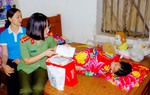 Phụ nữ Công an Hưng Yên tặng quà trung thu cho trẻ em đặc biệt khó khăn