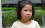 Mẹ đưa con gái đi khám vì nghĩ có vấn đề tâm lý, "toa thuốc" chuyên gia kê khiến mẹ hối hận 