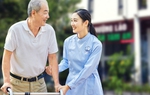 Điều dưỡng viên chăm sóc người già: Thiếu trầm trọng do vất vả, thu nhập thấp