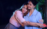 Đi làm về, tôi rơi nước mắt khi thấy mẹ đang nấu ăn trong nhà 