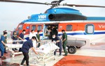 Trực thăng đưa 3 ngư dân bị hội chứng giảm áp vào đất liền điều trị