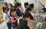 Cô giáo mầm non có hành vi gây tranh cãi khi dọn vệ sinh