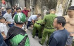 Người dân vây bắt đối tượng cướp tiệm vàng ở Hà Nội
