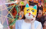 Giới trẻ "sống ảo" với đồ chơi trung thu rực rỡ sắc màu trên phố Hàng Mã 