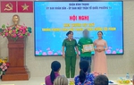 Nhận giao túi hàng lạ, tài xế xe ôm Grab chở thẳng vào đồn công an 
