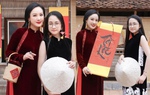 BTV Hoài Anh lần đầu đưa con gái tới trường quay, hai mẹ con sẽ "đọ sắc" trên sóng VTV dịp Tết này? 