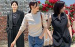 Phong cách thời trang đơn giản, trẻ trung của Lee Bo Young ở tuổi 45