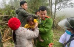 Bé gái 2 tuổi sống sót thần kỳ sau hơn 1 ngày đêm mất tích trong rừng