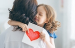 Dạy trẻ biết quan tâm, yêu thương, chăm sóc cha mẹ từ sớm