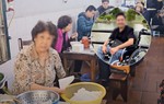 Chủ quán phở ở Hà Nội nói về nam TikToker ngồi xe lăn: "Không có như trên mạng đâu, chú ấy ăn xong vẫn tươi cười đi ra"