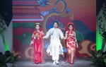 Dàn mẫu nhí trình diễn thời trang tôn vinh văn hóa, nghệ thuật truyền thống