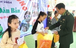 Hà Tĩnh: Trao 130 phần quà cho phụ nữ nghèo biên giới và trẻ em mồ côi 