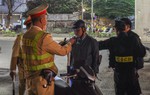 Một ngày phát hiện hơn 100 trường hợp vi phạm nồng độ cồn ở Hà Nội