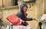 Bất ngờ khi biết lý do khiến bà lão "ăn xin" sẵn sàng chất rác đầy biệt thự để ra nhà vệ sinh ngủ