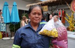 Nữ công nhân môi trường đô thị cùng nhau sắm Tết sớm