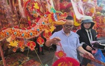 Đường bán đồ trang trí Tết lớn nhất Sài Gòn vào mùa sôi động