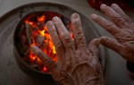 Nhiều người bị ngộ độc khí do đốt củi, than sưởi ấm, bác sĩ khuyến cáo gì?