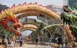 Lộ diện linh vật rồng khổng lồ trên đường hoa Nguyễn Huệ