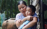 Mẹ bật khóc trước câu hỏi ngây ngô của con gái 5 tuổi mắc bệnh hiểm nghèo: "Con sẽ chết phải không mẹ?"