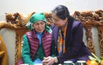 Chủ tịch Hội LHPN Việt Nam thăm, chúc mừng năm mới và tặng quà mẹ liệt sĩ tại Lai Châu