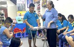 Trẻ em khiếm thị được nghe, đọc sách chữ nổi về Bác Hồ