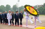 Đại biểu Quốc hội dự Kỳ họp thứ 8 vào Lăng viếng Chủ tịch Hồ Chí Minh