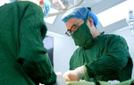 Phẫu thuật kịp thời, bảo tồn tinh hoàn xoắn cho thiếu niên 15 tuổi