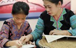 Độc đáo sáp ong - sắc chàm