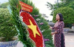 Chủ tịch Hội LHPN Việt Nam Nguyễn Thị Tuyến dâng hương tại Nghĩa trang TPHCM