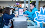 Giá vé máy bay Tết 2025 tăng cao, sức mua giảm