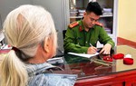 Bị dọa bắt giam vì liên quan đến ma túy, cụ bà 78 tuổi vội đi bán vàng để "chạy tội"