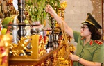 Phụ nữ Công an dâng hương Đền thờ Vua Hùng tại thành phố Cần Thơ