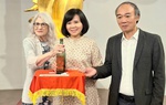 Hiện vật đặc biệt mà nữ luật sư người Mỹ trao tặng Bảo tàng Phụ nữ Việt Nam