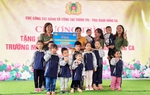 Tặng áo dài, áo ấm cho cô, trò trường mầm non thuộc Trại giam Hồng Ca