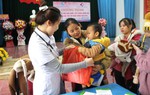 Khám, tư vấn, cấp thuốc miễn phí cho 300 phụ nữ và trẻ em dân tộc thiểu số