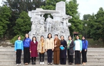 Phó Chủ tịch Hội LHPN Việt Nam Nguyễn Thị Minh Hương dâng hương tại Khu di tích lịch sử Nà Tu