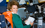 Nữ phi công đầu tiên của NASA: Giúp đỡ người khác là cảm giác tuyệt vời