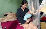 Xót xa người vợ trẻ ôm con 2 tháng tuổi cầu xin giúp đỡ đưa thi thể chồng về quê