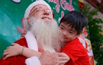 Ông Tây thích hóa thân ông già Noel đến với trẻ khiếm khuyết