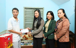 Phó Chủ tịch Hội LHPN Việt Nam Nguyễn Thị Thu Hiền tặng quà "Tết yêu thương" tại Phú Yên
