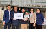 Hơn 800 triệu đồng đến với người vợ ôm con 2 tháng tuổi cầu xin giúp đỡ đưa thi thể chồng về quê