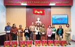 Phó Chủ tịch Hội LHPN Việt Nam Nguyễn Thị Thu Hiền tặng quà "Tết yêu thương" ở Quảng Ngãi