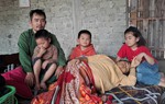Người mẹ ôm bụng chực "nổ tung" cầu xin mọi người cưu mang 3 con nhỏ