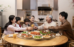 Chuẩn bị bữa tiệc gia đình năm mới vui vẻ, gắn kết